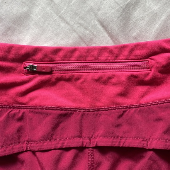 Lululemon Two-Tone Speed Up Shorts - Picture 3 of 4